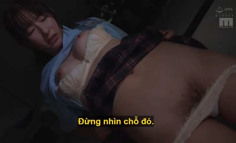 Ông sếp lập mưu đụ con nhỏ nhân viên kiêu căng lười nhác, suốt ngày chỉ chăm chăm chat chit với trai.